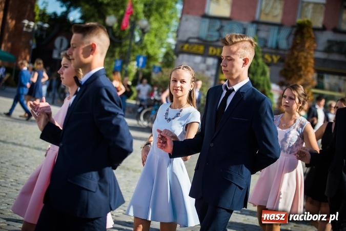 Zdjęcie w galerii na portalu naszraciborz.pl: Absolwenci Gimnazjum nr 2 odtańczyli poloneza na rynku wiadomości z regionu