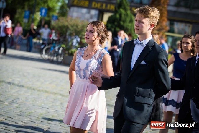 Zdjęcie w galerii na portalu naszraciborz.pl: Absolwenci Gimnazjum nr 2 odtańczyli poloneza na rynku wiadomości z regionu