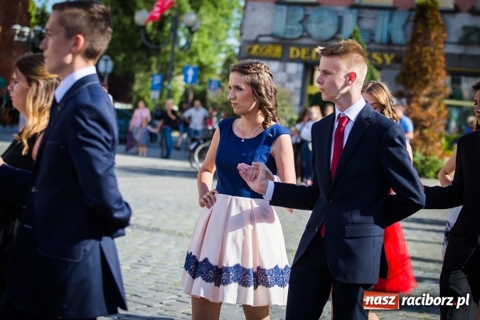 Zdjęcie w galerii na portalu naszraciborz.pl: Absolwenci Gimnazjum nr 2 odtańczyli poloneza na rynku wiadomości z regionu