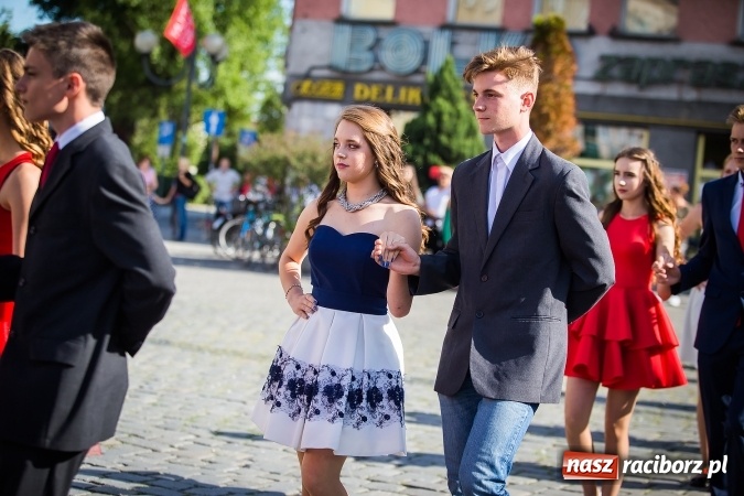 Zdjęcie w galerii na portalu naszraciborz.pl: Absolwenci Gimnazjum nr 2 odtańczyli poloneza na rynku wiadomości z regionu