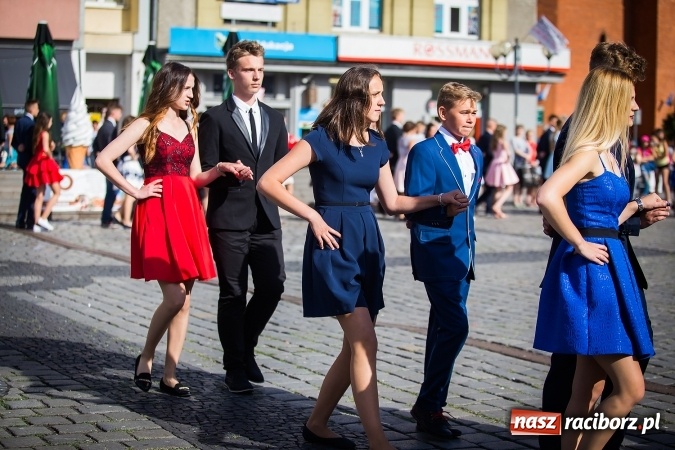 Zdjęcie w galerii na portalu naszraciborz.pl: Absolwenci Gimnazjum nr 2 odtańczyli poloneza na rynku wiadomości z regionu