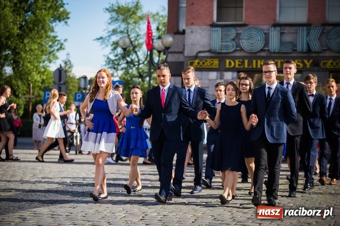 Zdjęcie w galerii na portalu naszraciborz.pl: Absolwenci Gimnazjum nr 2 odtańczyli poloneza na rynku wiadomości z regionu