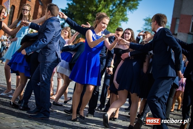 Zdjęcie w galerii na portalu naszraciborz.pl: Absolwenci Gimnazjum nr 2 odtańczyli poloneza na rynku wiadomości z regionu