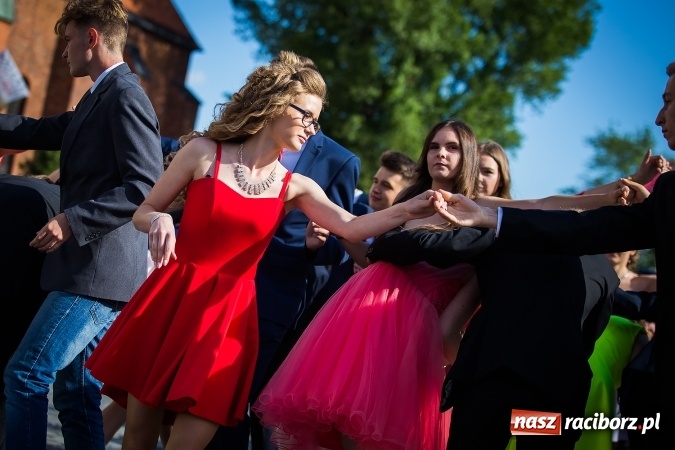 Zdjęcie w galerii na portalu naszraciborz.pl: Absolwenci Gimnazjum nr 2 odtańczyli poloneza na rynku wiadomości z regionu
