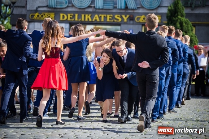 Zdjęcie w galerii na portalu naszraciborz.pl: Absolwenci Gimnazjum nr 2 odtańczyli poloneza na rynku wiadomości z regionu
