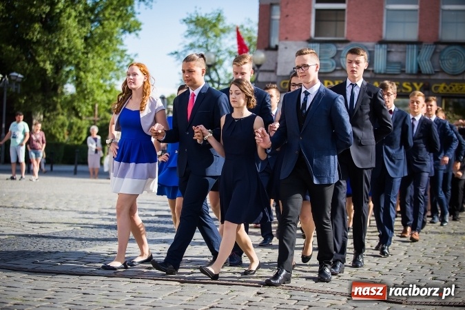 Zdjęcie w galerii na portalu naszraciborz.pl: Absolwenci Gimnazjum nr 2 odtańczyli poloneza na rynku wiadomości z regionu