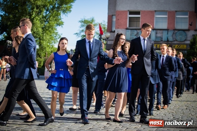 Zdjęcie w galerii na portalu naszraciborz.pl: Absolwenci Gimnazjum nr 2 odtańczyli poloneza na rynku wiadomości z regionu