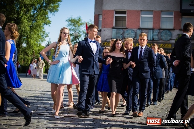 Zdjęcie w galerii na portalu naszraciborz.pl: Absolwenci Gimnazjum nr 2 odtańczyli poloneza na rynku wiadomości z regionu