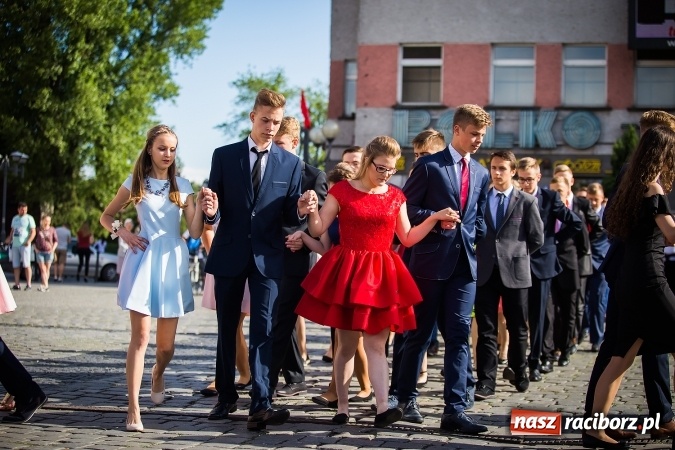 Zdjęcie w galerii na portalu naszraciborz.pl: Absolwenci Gimnazjum nr 2 odtańczyli poloneza na rynku wiadomości z regionu