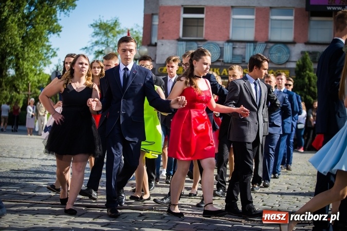Zdjęcie w galerii na portalu naszraciborz.pl: Absolwenci Gimnazjum nr 2 odtańczyli poloneza na rynku wiadomości z regionu