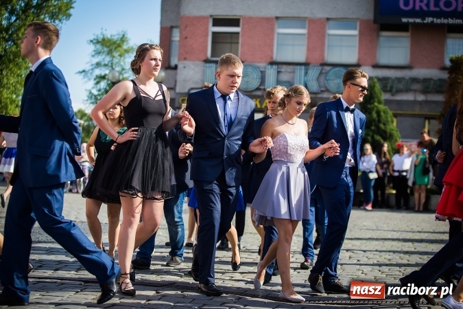 Zdjęcie w galerii na portalu naszraciborz.pl: Absolwenci Gimnazjum nr 2 odtańczyli poloneza na rynku wiadomości z regionu