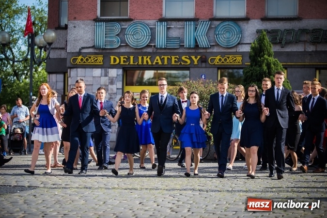 Zdjęcie w galerii na portalu naszraciborz.pl: Absolwenci Gimnazjum nr 2 odtańczyli poloneza na rynku wiadomości z regionu