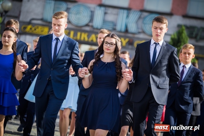 Zdjęcie w galerii na portalu naszraciborz.pl: Absolwenci Gimnazjum nr 2 odtańczyli poloneza na rynku wiadomości z regionu