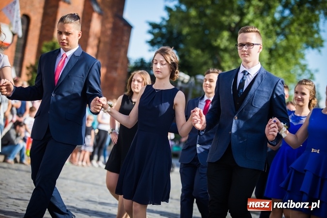 Zdjęcie w galerii na portalu naszraciborz.pl: Absolwenci Gimnazjum nr 2 odtańczyli poloneza na rynku wiadomości z regionu