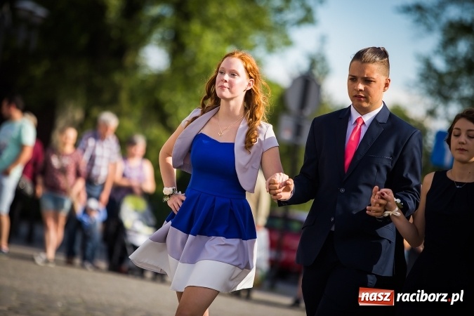 Zdjęcie w galerii na portalu naszraciborz.pl: Absolwenci Gimnazjum nr 2 odtańczyli poloneza na rynku wiadomości z regionu