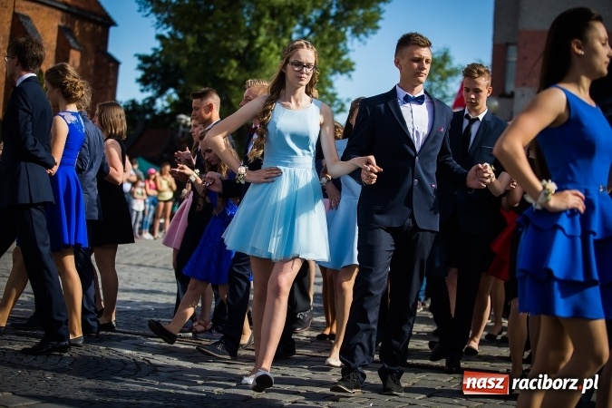Zdjęcie w galerii na portalu naszraciborz.pl: Absolwenci Gimnazjum nr 2 odtańczyli poloneza na rynku wiadomości z regionu