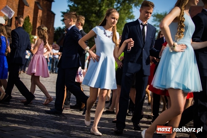 Zdjęcie w galerii na portalu naszraciborz.pl: Absolwenci Gimnazjum nr 2 odtańczyli poloneza na rynku wiadomości z regionu