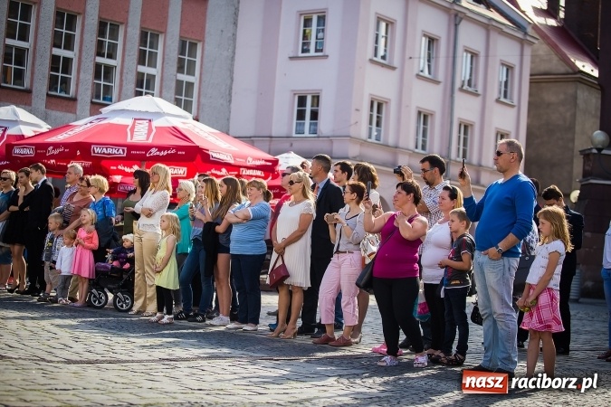 Zdjęcie w galerii na portalu naszraciborz.pl: Absolwenci Gimnazjum nr 2 odtańczyli poloneza na rynku wiadomości z regionu