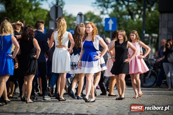 Zdjęcie w galerii na portalu naszraciborz.pl: Absolwenci Gimnazjum nr 2 odtańczyli poloneza na rynku wiadomości z regionu