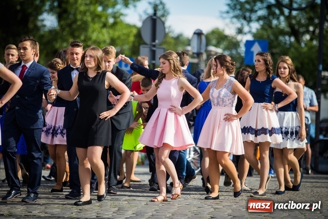 Zdjęcie w galerii na portalu naszraciborz.pl: Absolwenci Gimnazjum nr 2 odtańczyli poloneza na rynku wiadomości z regionu