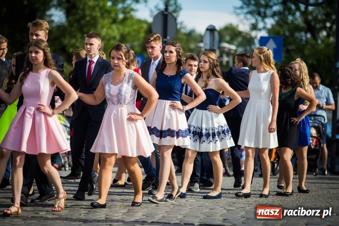 Zdjęcie w galerii na portalu naszraciborz.pl: Absolwenci Gimnazjum nr 2 odtańczyli poloneza na rynku wiadomości z regionu