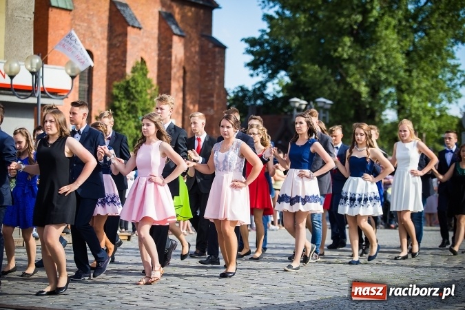 Zdjęcie w galerii na portalu naszraciborz.pl: Absolwenci Gimnazjum nr 2 odtańczyli poloneza na rynku wiadomości z regionu