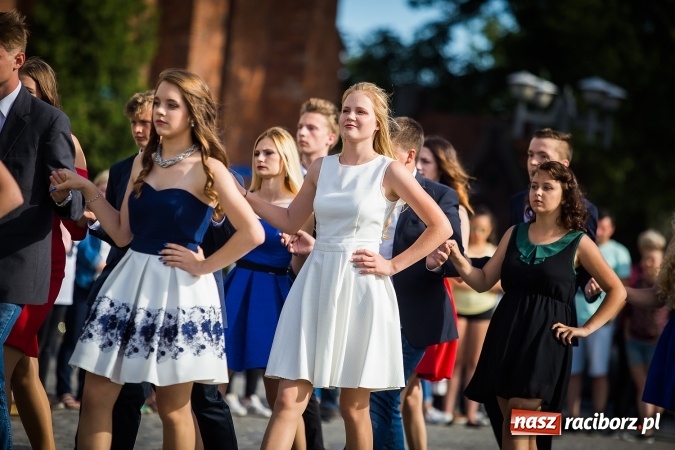 Zdjęcie w galerii na portalu naszraciborz.pl: Absolwenci Gimnazjum nr 2 odtańczyli poloneza na rynku wiadomości z regionu