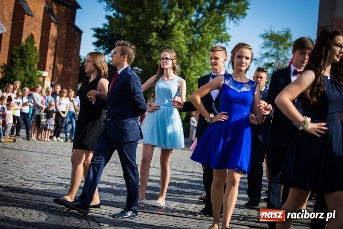 Zdjęcie w galerii na portalu naszraciborz.pl: Absolwenci Gimnazjum nr 2 odtańczyli poloneza na rynku wiadomości z regionu