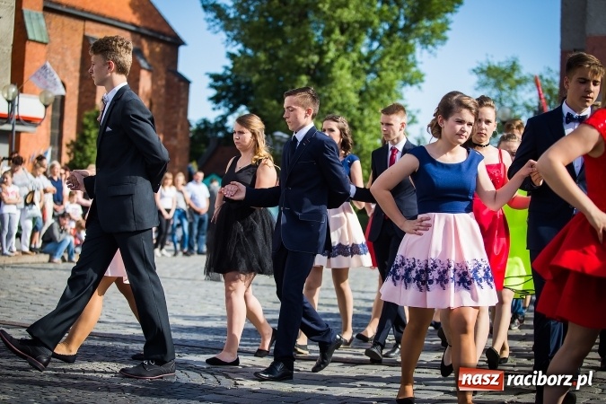 Zdjęcie w galerii na portalu naszraciborz.pl: Absolwenci Gimnazjum nr 2 odtańczyli poloneza na rynku wiadomości z regionu