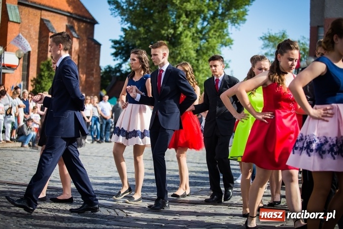 Zdjęcie w galerii na portalu naszraciborz.pl: Absolwenci Gimnazjum nr 2 odtańczyli poloneza na rynku wiadomości z regionu