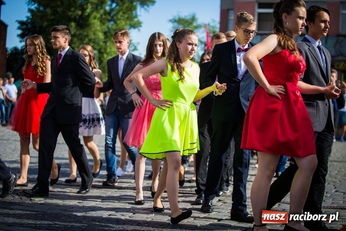 Zdjęcie w galerii na portalu naszraciborz.pl: Absolwenci Gimnazjum nr 2 odtańczyli poloneza na rynku wiadomości z regionu