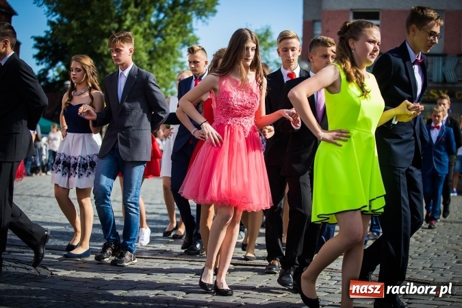 Zdjęcie w galerii na portalu naszraciborz.pl: Absolwenci Gimnazjum nr 2 odtańczyli poloneza na rynku wiadomości z regionu
