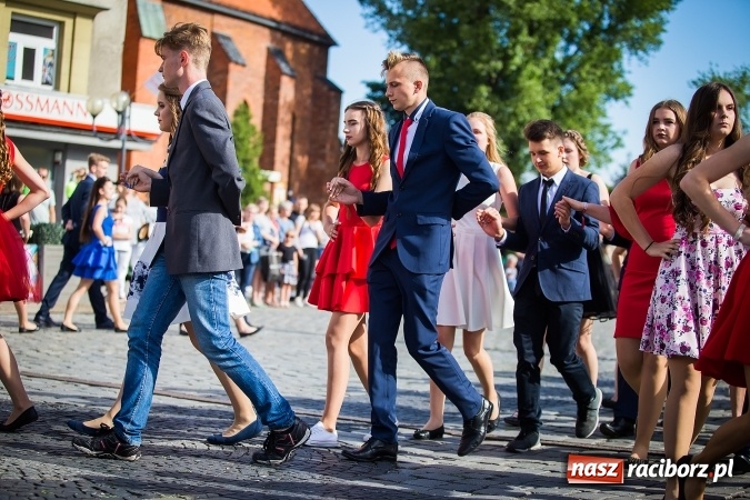 Zdjęcie w galerii na portalu naszraciborz.pl: Absolwenci Gimnazjum nr 2 odtańczyli poloneza na rynku wiadomości z regionu