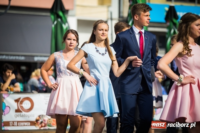 Zdjęcie w galerii na portalu naszraciborz.pl: Absolwenci Gimnazjum nr 2 odtańczyli poloneza na rynku wiadomości z regionu