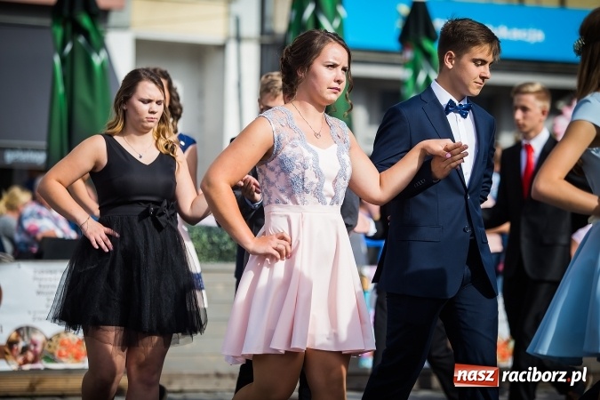 Zdjęcie w galerii na portalu naszraciborz.pl: Absolwenci Gimnazjum nr 2 odtańczyli poloneza na rynku wiadomości z regionu
