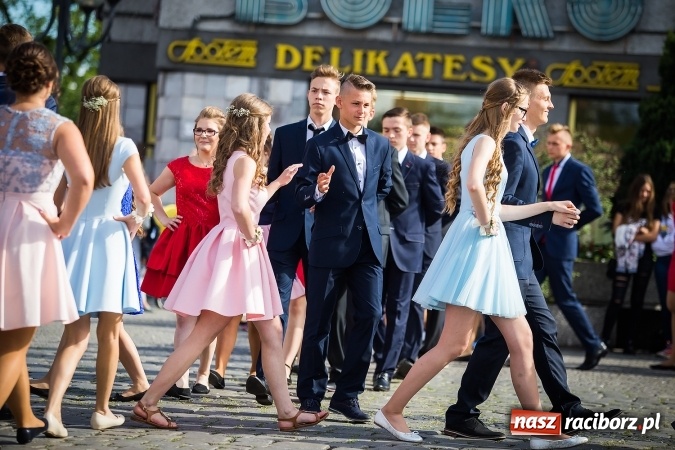 Zdjęcie w galerii na portalu naszraciborz.pl: Absolwenci Gimnazjum nr 2 odtańczyli poloneza na rynku wiadomości z regionu