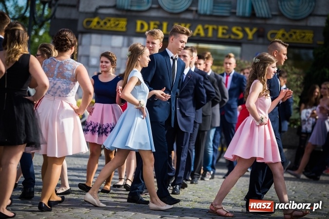 Zdjęcie w galerii na portalu naszraciborz.pl: Absolwenci Gimnazjum nr 2 odtańczyli poloneza na rynku wiadomości z regionu