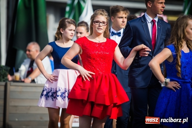 Zdjęcie w galerii na portalu naszraciborz.pl: Absolwenci Gimnazjum nr 2 odtańczyli poloneza na rynku wiadomości z regionu