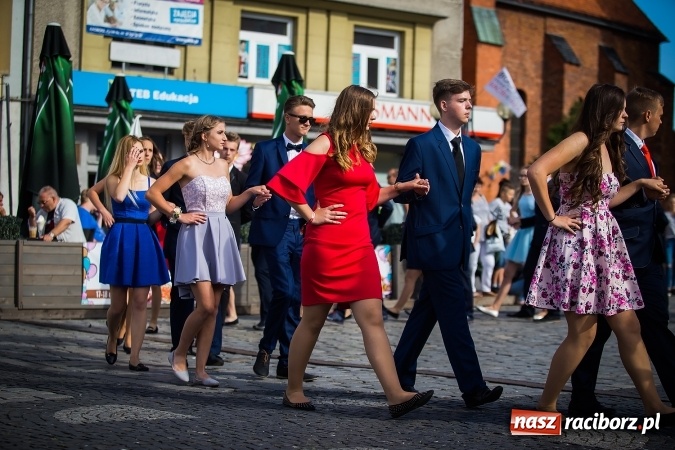 Zdjęcie w galerii na portalu naszraciborz.pl: Absolwenci Gimnazjum nr 2 odtańczyli poloneza na rynku wiadomości z regionu