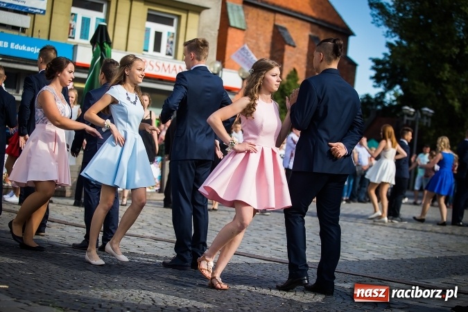 Zdjęcie w galerii na portalu naszraciborz.pl: Absolwenci Gimnazjum nr 2 odtańczyli poloneza na rynku wiadomości z regionu