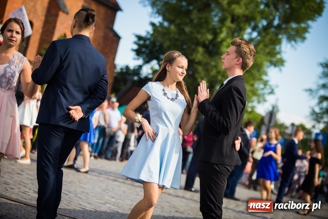 Zdjęcie w galerii na portalu naszraciborz.pl: Absolwenci Gimnazjum nr 2 odtańczyli poloneza na rynku wiadomości z regionu