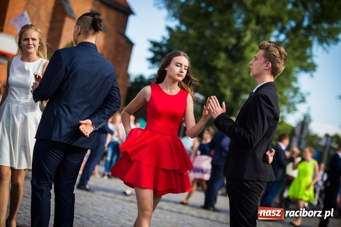 Zdjęcie w galerii na portalu naszraciborz.pl: Absolwenci Gimnazjum nr 2 odtańczyli poloneza na rynku wiadomości z regionu