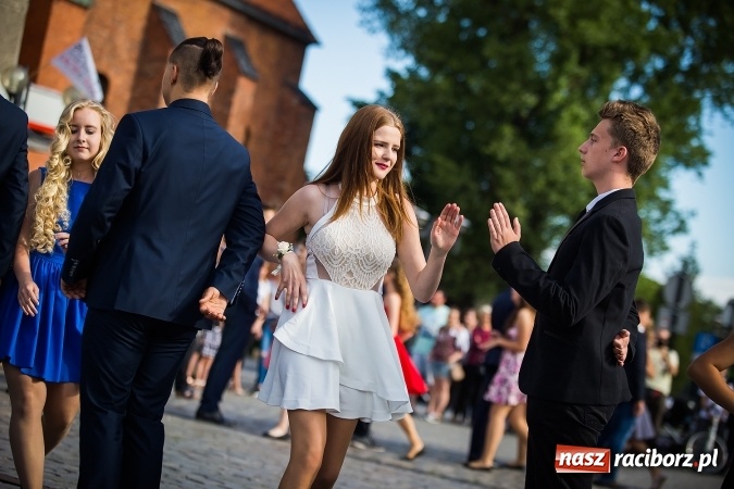 Zdjęcie w galerii na portalu naszraciborz.pl: Absolwenci Gimnazjum nr 2 odtańczyli poloneza na rynku wiadomości z regionu