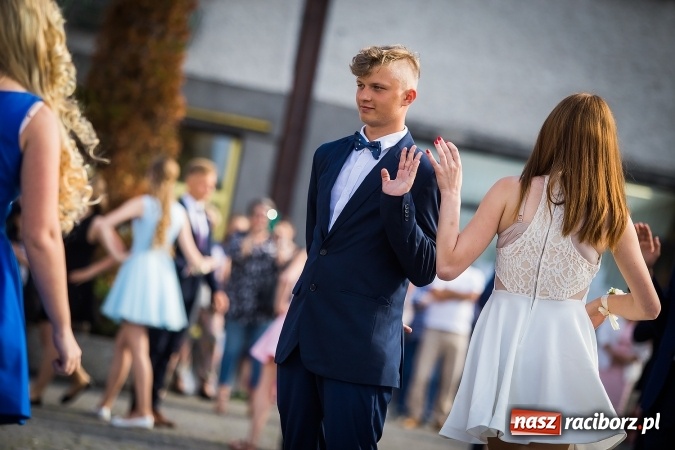 Zdjęcie w galerii na portalu naszraciborz.pl: Absolwenci Gimnazjum nr 2 odtańczyli poloneza na rynku wiadomości z regionu