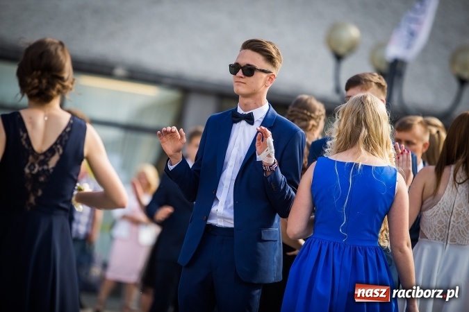 Zdjęcie w galerii na portalu naszraciborz.pl: Absolwenci Gimnazjum nr 2 odtańczyli poloneza na rynku wiadomości z regionu