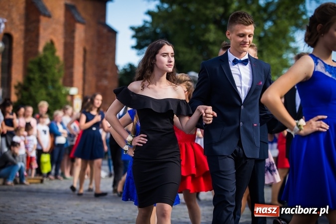 Zdjęcie w galerii na portalu naszraciborz.pl: Absolwenci Gimnazjum nr 2 odtańczyli poloneza na rynku wiadomości z regionu