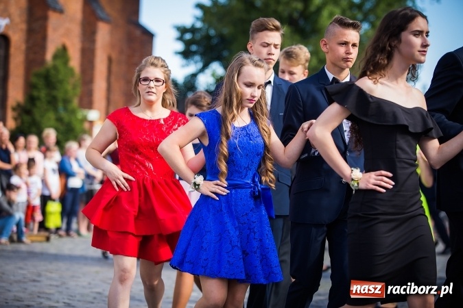 Zdjęcie w galerii na portalu naszraciborz.pl: Absolwenci Gimnazjum nr 2 odtańczyli poloneza na rynku wiadomości z regionu