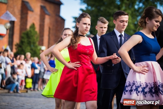 Zdjęcie w galerii na portalu naszraciborz.pl: Absolwenci Gimnazjum nr 2 odtańczyli poloneza na rynku wiadomości z regionu