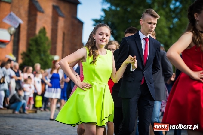 Zdjęcie w galerii na portalu naszraciborz.pl: Absolwenci Gimnazjum nr 2 odtańczyli poloneza na rynku wiadomości z regionu