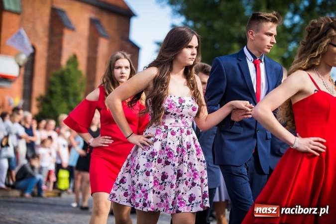 Zdjęcie w galerii na portalu naszraciborz.pl: Absolwenci Gimnazjum nr 2 odtańczyli poloneza na rynku wiadomości z regionu